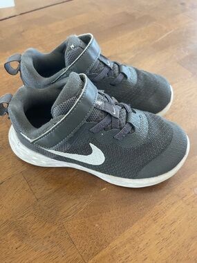 Nike kids size 9.5 shoes